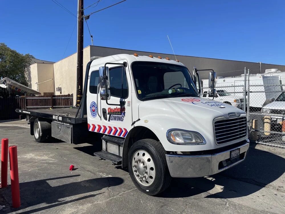 Freightliner flatbed tow truck